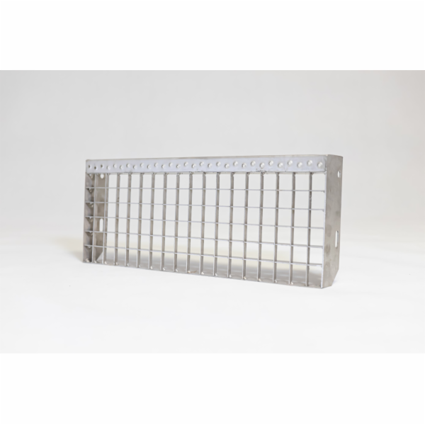 Treppenstufe - gebeizter Edelstahl, gepresst, Masche 33x33mm, Tragband 40x2mm Treppenstufe - gebeizter Edelstahl, gepresst, Masche 33x33mm, Tragband 40x2mm